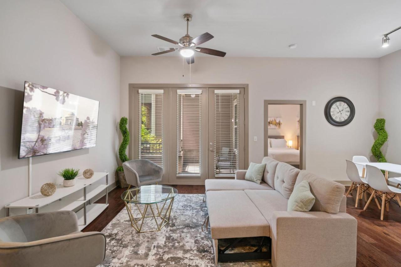 Grand Luxury Premium Vaulted Ceilings Apartment Woodbridge Exterior photo