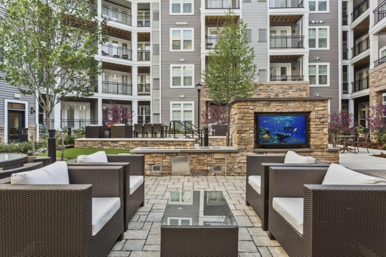 Grand Luxury Premium Vaulted Ceilings Apartment Woodbridge Exterior photo