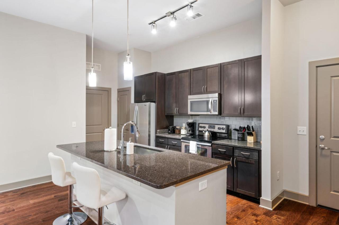 Grand Luxury Premium Vaulted Ceilings Apartment Woodbridge Exterior photo