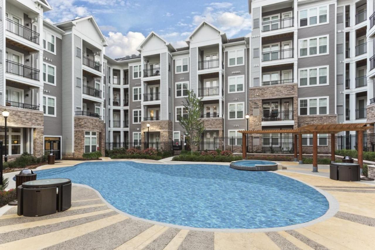 Grand Luxury Premium Vaulted Ceilings Apartment Woodbridge Exterior photo