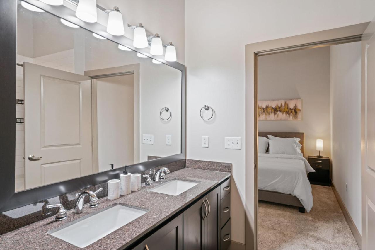 Grand Luxury Premium Vaulted Ceilings Apartment Woodbridge Exterior photo